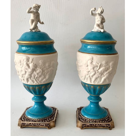 Pareja de copas de porcelana de Sevres, finales Siglo XIX.