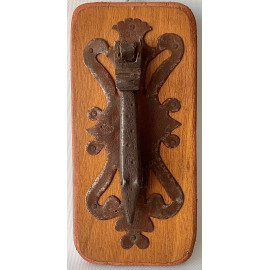 Aldaba llamador de hierro forjado y cincelado en forma de lagarto zoomorfa, finales del siglo XVII principios del XVIII.